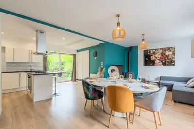 Image de Maison rénovée 3 chambres avec terrasse et jardin.