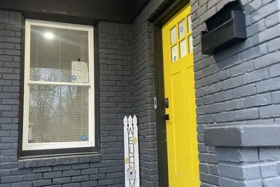 Image de My home is a luxury 3 bedroom duplex sleeps up to 7 guest. . WiFi is included. .