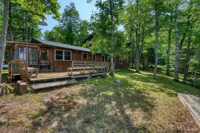 Image de Cozy and quiet northern cabin with fabulous lake views and screen porch.