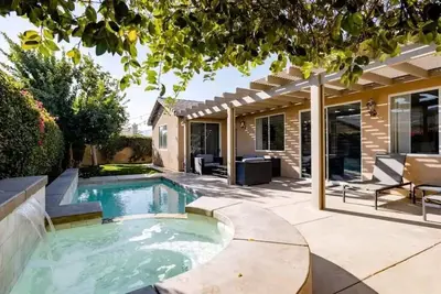 Image de Stylish home with private pool & spa and game room. Near Festivals & La Quinta.