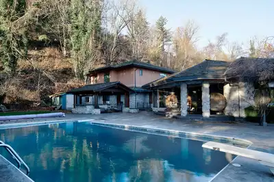 Image de Large private home w/ Pool, Hot Tub, Poker table, Pool Table, Karaoke Sleeps 19