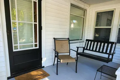 Image de Hart House \/\/ One Bed, 1 Ba, St Mary's Mayo Clinic from the Front Porch