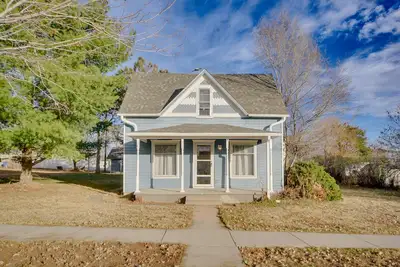 Image de < 1 Mi to Vineyard: Historic Farnam Home!