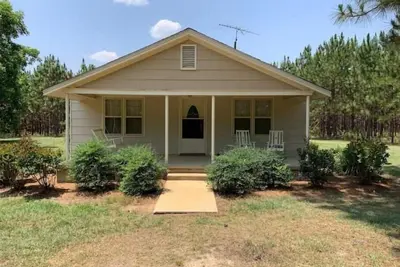 Image de Peaceful Whitetail Deer cabin