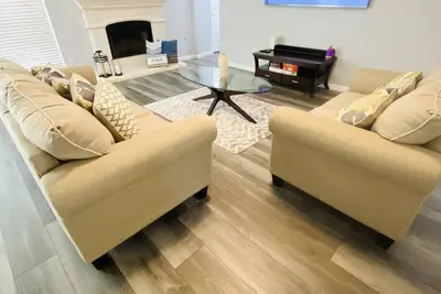 Come relax at a private home at Walden on Lake Houston.
