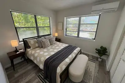 Image de Upstairs 2bed/1bath Apt w/parking near Coco Walk!