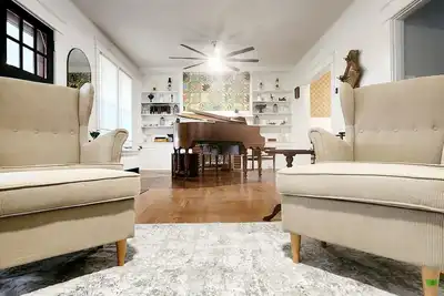 Image de Mayor's Family House Hot Tub, Piano & 2 Kitchens - 5 Minutes to Ark - Sleeps 16+