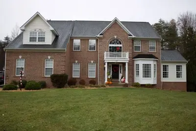 Image de Holiday decorated Stafford Estate home on quiet 3 acre lot