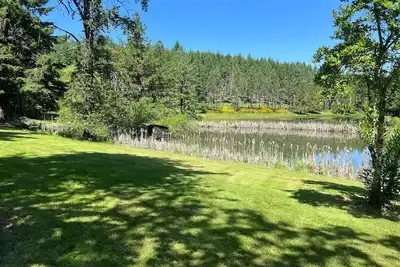 Image de Tranquil Lakeside Home\n\n