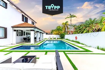 Image de Prestigious Home with Pool