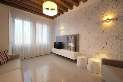 Image de Appartement Grand Et Confortable PRÈS De La Gare Au Premier ÉTAGE