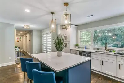 Designer 5 Bedroom with Backyard Downtown Atl
