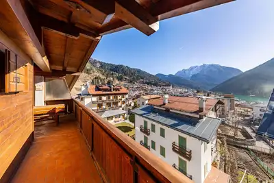 Image de Appartement 'Villa Pais 3 Cime View' avec vue sur le lac et terrasse privée