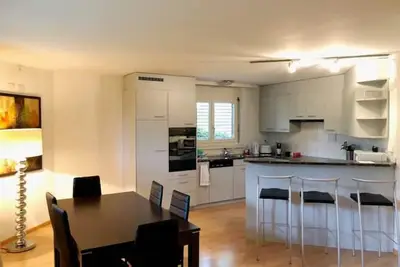 Image de Centrally located, Spacious Modern Apartment
