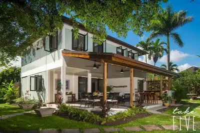 Image de A beautifully renovated Caribbean Villa fronting a private seaside cove.