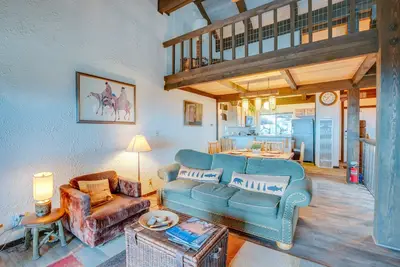5 Mi to Lake Tahoe: Stateline Townhome