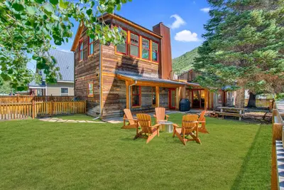 Image de Modern Mountain Cabin in Downtown Minturn. 1 Block off Main Street.