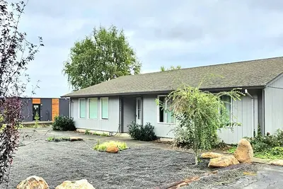 Image de Newly Updated House on Huge Land