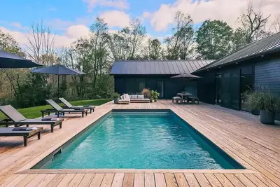 Image de Retraite confortable nouvellement construite avec piscine en accord, Ny !
