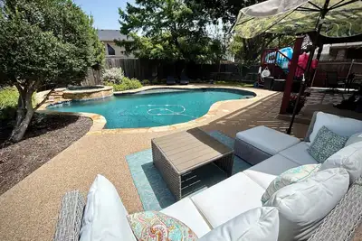 Image de 7 mi To Fifa World Cup ⚽️•Pool 🏊🏼‍♀️ Spa•2 Story🏡•Central•🐶Friendly•King & Qn Beds•