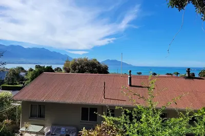 Image de Sandy Feet Retreat - Enjoy a Classic Kiwi Batch with Ocean and Mountain Views