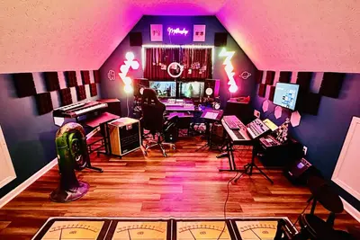 Image de Cozy modern Indy home with amazing media room.