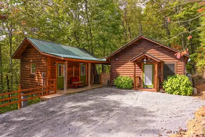 Image de Wonderful cabin within the trees. Paved road and close to everything and High Speed Internet