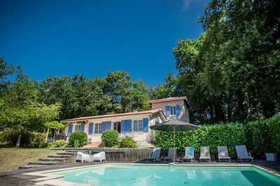 Image de Maison moderne et soignée avec piscine privée