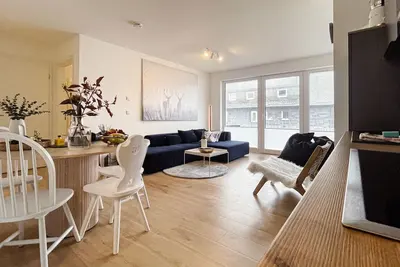 Image de Luxuriöse Ferienwohnung im Stadtzentrum: 3 Zimmer, Balkon und Infrarotkabine für