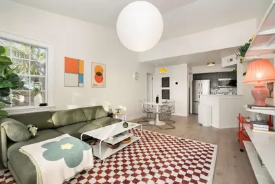 Image de Thai2 · Modern Bauhaus Condo with Pool · Half Mile to Beach