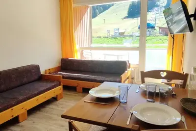 Image de Studio cosy au pied des pistes avec balcon, Tv et casier à ski