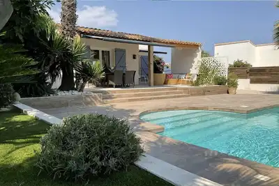 Villa climatisée avec piscine, jardin et parking - 8 personnes, proche plage