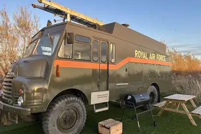 Image de Green Goddess fire engine - a quirky vehicle that sleeps 4 guests in 1 bedroom