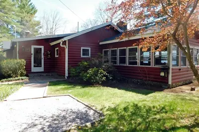 Image de Sunset point waterfront home on with lots of outdoor space! Pet-friendly!