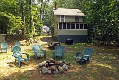 Image de Rustic classic Maine cottage with 450' of shared sandy beach on Little Sebago