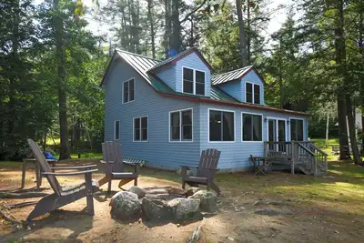 Image de Spacious, cozy waterfront cottage on Norway Lake with hiking trails nearby.