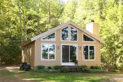 Image de Cozy cottage with excellent views and shallow-entry waterfront on Long Lake.