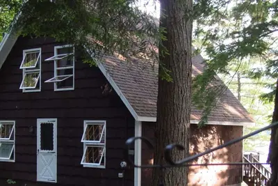 Image de Charming lakefront retreat with stunning elevated views of Long Lake!