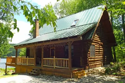Image de Spacious log cabin with 600' of water frontage on picturesque Moose Pond.