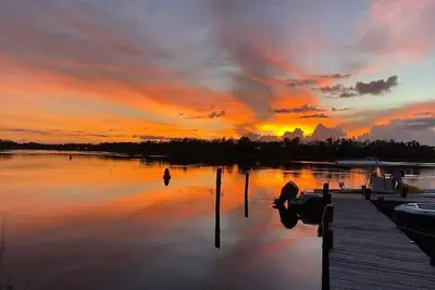 Image de Fish & Dog Cottage - River-front, private dock & boat launch!