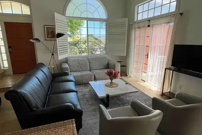 Image de Stylish, bright and fully renovated 3 Bdrm/3ba town home
