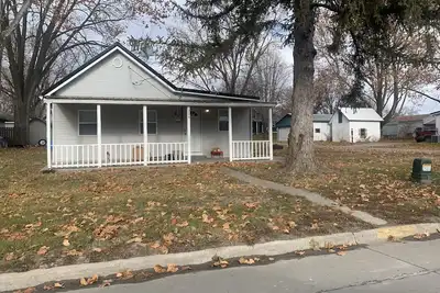 Image de The Iowa Auntie’s 👩🏼‍🌾Quirky Little Shanty. \n\nBetter than staying with family! 😉