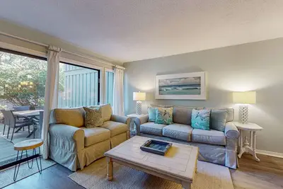 Image de 2-story condo with pool, beach, dog friendly, private deck, & W/D