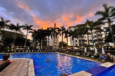 Image de Christmas at the a beach cozy cove. Amazing three bedroom family condo.