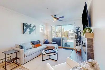 Image de Mountain-view condo with private hot tub & heated 1-car garage with Ev charger