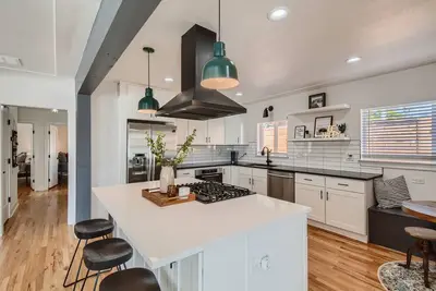 Image de Amazing Park Hill 3 Br with Hot Tub, Pet Friendly, w\/ Great Entertainment Areas