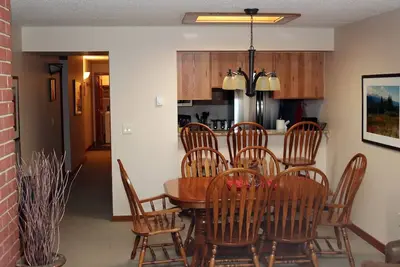 Image de Spacious Condo sleeps 6 with Kitchen Laundry Parking Pool near 4 Ski Resorts etc