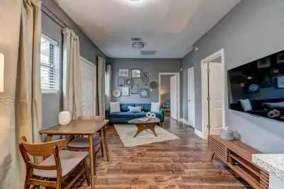 Image de Luxury Accommodations in Central Htx at an Affordable Price\n