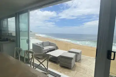 Image de 17 steps-newly renovated  penthouse apartment on wamberal beach. 180degree views