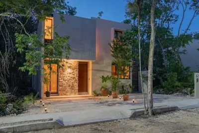 Image de Modern and beautifully furnished 3-bedroom, 2-story villa: Suns Out Buns Out!